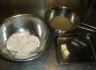 カブのスライスが出来ましたらフライパンを温めバターを溶かし先程のカブを加え“塩・砂糖”を入れ弱火でクタクタになるまで蒸し煮にします。
