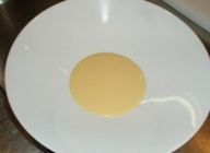 ミキサーでピューレ状にしたものに次は“ピューレ270ml”に対し“卵を1個の割合で入れて混ぜた液体を別の容器に60ｍｌ入れ10分蒸し茶碗蒸しを作る。