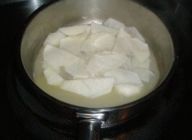 先程の蒸し煮をしているフライパンに今度丸鶏ガラスープを100mlをフライパンに入れ、沸騰したら火を消し荒熱を取ります。