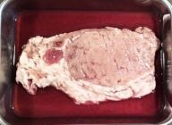 １）ステーキ用の豚肉は筋切りをし、赤ワインに１時間程度漬込んでおきます。