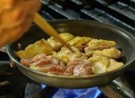 小麦粉をまぶした鶏肉を、オリーブオイルを熱した中火のフライパンで皮目から焼く。表面に焼き色をつけるため、あまり触りすぎない。両面が焼けたらバットに取り出す。