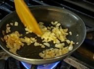 同じフライパンにニンニク、玉ねぎを入れて、弱火で玉ねぎに焼き色が付くまで炒める。