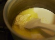 【シュー生地】牛乳・バター・グラニュー糖・塩を鍋に入れ強火にかけ、かるく混ぜながら溶かす。