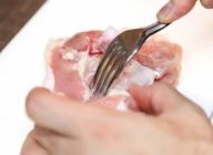 鶏肉の全面をフォークで刺し、塩を振って30分～1時間ほどおいて水分を抜く。出た水分はペーパーなどでふき取る。