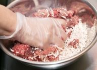 【パテ】牛赤身肉、牛脂、スパイスミックスをボウルにいれ、手で捏ねるようによく混ぜる。1つ100g程度の大きさに分ける。
