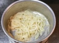 サラダ油を熱した鍋に玉ねぎ、ニンニクを入れ、玉ねぎが透き通るくらいまで中火で炒める。