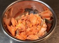 塩鮭をオーブンや魚焼きグリルなどで約5分ほど焼く。焦がさないように注意。焼けたら骨を取り除きながら身をほぐす。