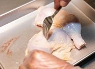 鶏肉に味が染み込みやすいよう、フォークを両面に数箇所刺して全体的に穴をあける。