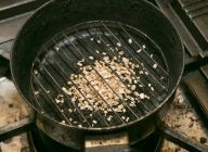 鶏肉を乾かしている間にスモーク鍋を用意。フタのある鍋に桜チップを入れ、その上に網をしく。