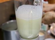 STEP3をミキサーに入れて軽く回し、ある程度細かくなったら牛乳を加えて混ぜ合わせる。
\n※ここでミキサーを回し過ぎると、粘りがでるので注意。