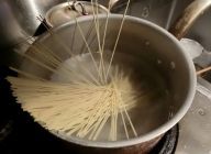 水に塩を入れて、沸かします
\nディチェコのスパゲッテーニを茹でます
\n
\nパスタの種類で茹で時間が異なりますので、確認しましょう！