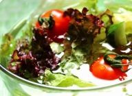 【葉野菜の準備】
サニーレタス、レタス、キュウリ、トマトは盛り付ける直前まで水に浸けてシャキッとさせておく。