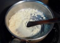ごま油でおから、長ネギ1/2量、揚げ玉を炒め、合わせ出汁を３回くらいに分けで炒め煮にする。
\n最後に塩で味を調える。バットに流して粗熱を取る