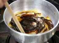 田楽味噌の材料をすべて鍋に入れ、火にかける。焦げないように木ベラで混ぜながら、10分ほど水分をとばすように練る。