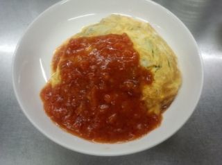 野菜オムレツ　トマトソース