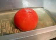 トマトは湯剥きしてタッパーに入れ上からすし酢をかけ、その後砂糖をトマトの上に万遍なく降り一晩冷蔵庫で寝かす