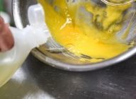 ボウルに卵黄を入れホイッパーで軽くほぐす。サラダ油を少量加え、手早く攪拌する。少しもったりとして白っぽくなるまで、サラダ油を少量ずつ加えて攪拌する。