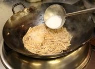 フライパンにサラダ油を入れ、豚肉、鶏肉、竹の子、椎茸、合わせ調味料を入れて炒める。