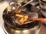 鍋に油を張り、170℃程度に熱する。春巻きを鍋に入れ、まんべんなく上下に返しながらキツネ色になるまで揚げる。