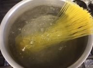 パスタ用のお湯を沸かしカッペリーニを約6分茹でる。
