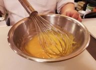 卵黄を１つボウルに入れて、サラダ油を５,6回に分けて入れながら、マヨネーズ状になるまでかき混ぜる。
\n※サラダ油は一気に入れると、分離してしまうのでご注意を！