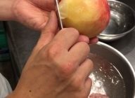 白桃を熱湯に入に約10秒入れ、氷水に冷まし皮を剥く。