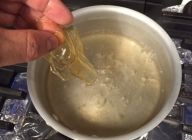 [ジュレ]
鍋にstep5のコンポート液を入れ火にかける。沸騰したら火を止めて、あらかじめ水でふやかして水気を切った板ゼラチンを入れ良く混ぜる。