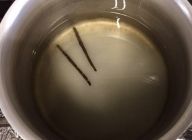 [コンポート液]
鍋にコンポート液の分量を全て入れ沸かす