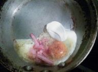 玉子を入れたら軽く塩、胡椒を振ります
\n卵白が白っぽくなって来たら、パルテノを入れます