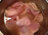 ⑥　②で取った鰹出汁１７０ｃｃにカットした鶏肉を漬けて下味を付ける（出汁は温かくても冷たくてもＯＫです）\n＊漬ける時間は５分くらいでＯＫ!\n
