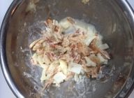 桜海老と玉ねぎをボールに入れ、小麦粉を入れよくからめる。
\n水を少しずつ入れ混ぜる、。（少し固めにする）
\n１８０度の油で、一口サイズに揚げて行く。