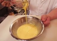 ・卵と生クリーム、塩コショウを少量混ぜ合わせます。
※塩コショウは適量ですが、入れすぎに注意してください。