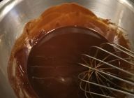 (フォンダンショコラ生地)\n砕いた板チョコとバターをボールに合わせ、湯煎でしっかり溶かし混ぜ合わせる。
