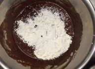 step4に薄力粉と塩を加え、ダマが無くなるまでしっかり混ぜ合わせる。