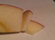 リンゴは皮つきのまま、薄くスライスして、色が変わらないように塩水につけておきましょう。