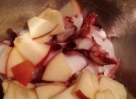 最後に刻んだタコとリンゴは水分をペーパーナフキンで切り、混ぜ合わせます。