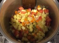 step2の野菜がしんなり炒まったら中火にして、ジャガイモ、トマトを加え軽く混ぜ合わせる。