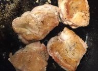 フライパンを中火で熱しオリーブオイルを敷き、塩、黒こしょうで下味をつけた鶏肉を皮面から焼く。