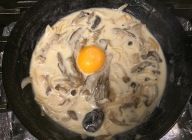 お皿に鶏肉だけ盛り、フライパンに残ってるソースの火を止め卵黄を加えて素早く混ぜ合わせる。