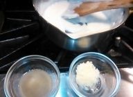 ベシャメルを仕込みます。バターを鍋に入れて弱火で溶かし小麦粉を入れて、牛乳を少しずつ加えてダマにならないように混ぜる。Step２の白ワインと粉チーズを加える。