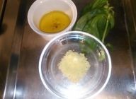 オーブンでグラタンを焼いてる間にバジルソースを仕込みます。Step５の味の付いたオリーブオイルにバジルと粉チーズを加えミキサーにかける。