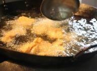 180℃の油に鶏もも肉を１つずつ入れて1分間揚げる。
\n【Point】衣が固まるまで、あまり触らないこと。表面が揚がったところで、お玉で油をまわすように混ぜる