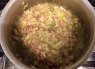 (カルボナーラソース)
鍋にオリーブオイルを敷き、ベーコン、タマネギ、ニンニクをしんなりするまで弱火で炒める
