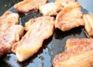 豚肉の両面がカリッと揚がればいいです。この方法は家庭でフライをするときに是非おすすめです
油を使い切りますので油の酸化防止、経済的、ヘルシーのいいことづくしで