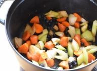 肉を取り出した鍋にネギとごぼう以外の野菜を入れて、軽く天日塩をして炒める。
