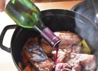野菜を炒めている鍋に猪肉を戻し入れ、赤ワインとローリエを入れて、アルコールを飛ばす。