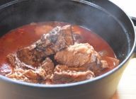 猪肉と野菜が入った鍋にトマトペーストとフォンドヴォー（または無添加顆粒コンソメと水）を入れて、60分ほど煮込む。