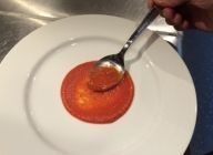トマトソースを皿の中央に置き、その上から型から外したガトー・ド・フォワをのせる。