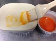 パイシートの裏面の周り（ふち）に卵黄を塗り、かぶせる。表面にも全体に卵黄を塗り、200度に余熱したオーブンで15分焼き上げて、完成。