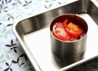 【ミルフィーユちらし寿司 1段目】
\nセルクルに酢飯を入れ、輪切りトマトを敷き詰める。